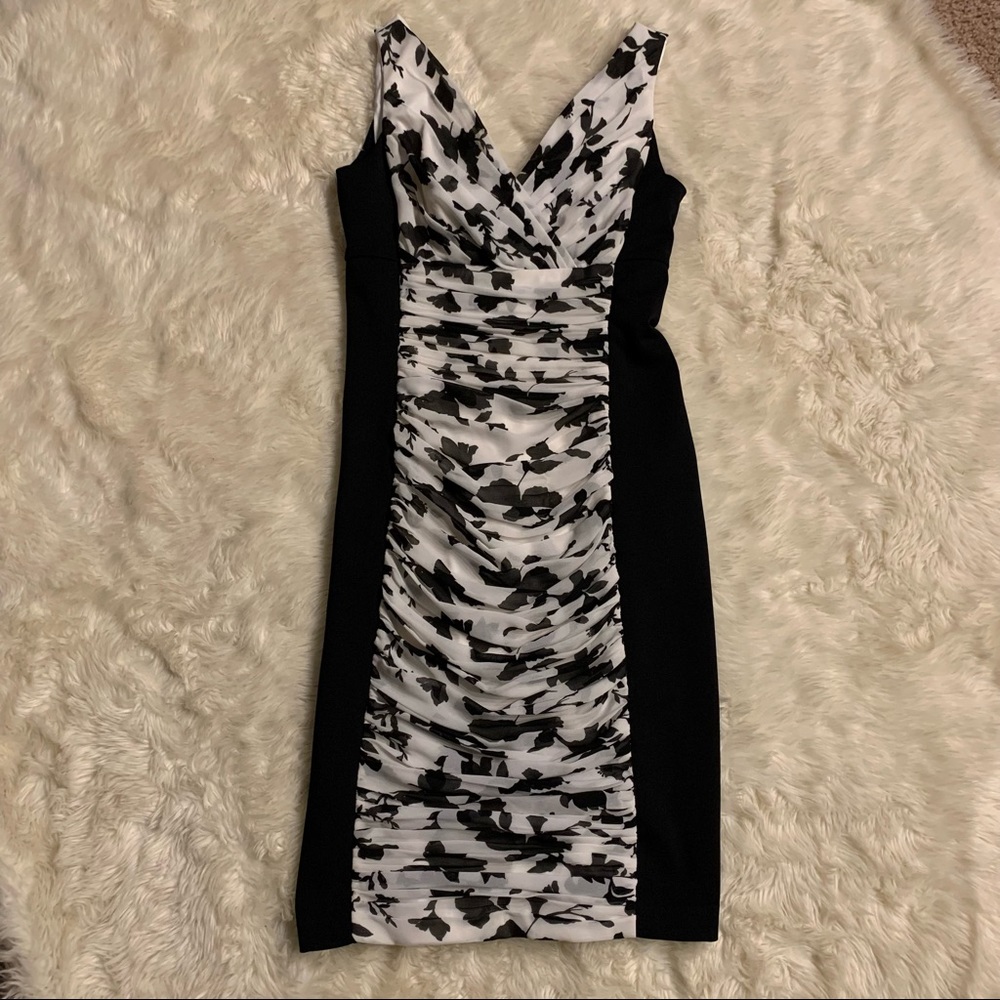 WHBM Instantly Slimming Black and White Dress Size 2